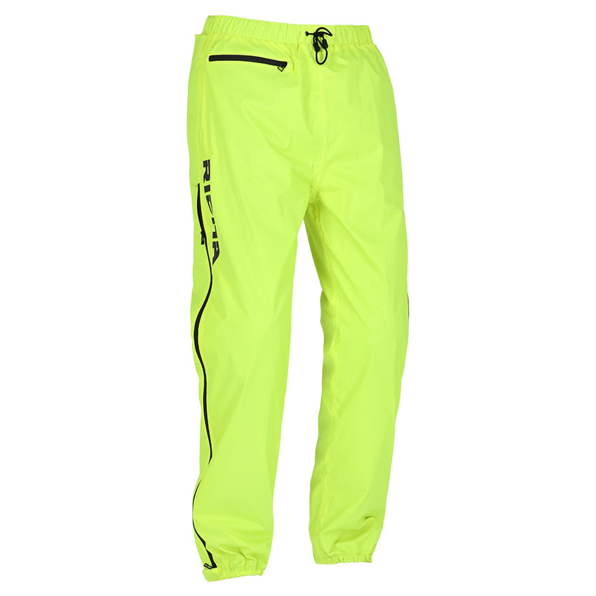 Motorist oblečen v Richa Side-Zip Rain Fluo dežne hlače med deževno vožnjo