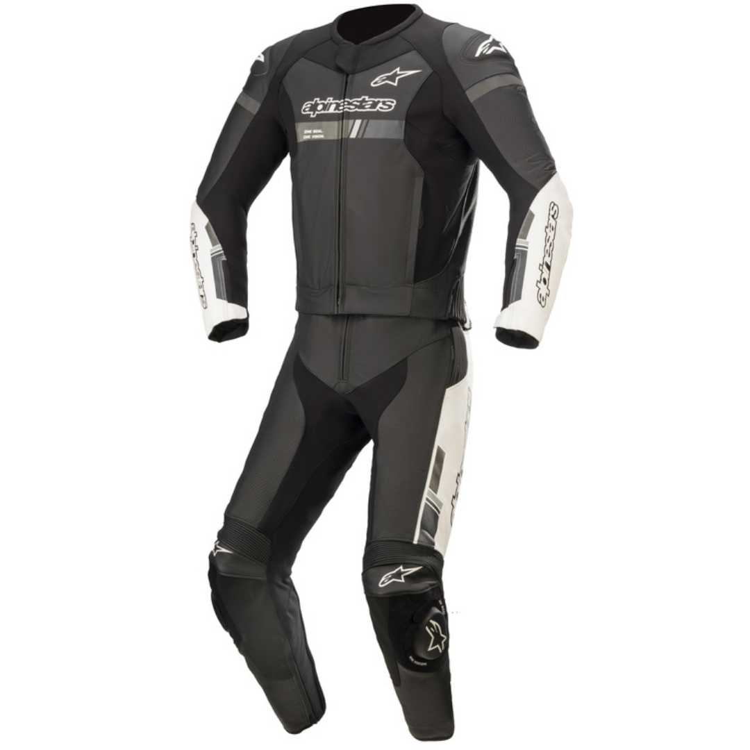 Motoristični kombinezon Alpinestars GP Force Chaser V2 iz premium govejega usnja prikazan v celoti.