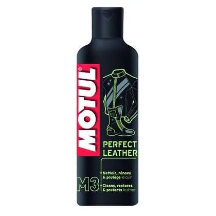 Steklenica Motul Perfect Leather, ki stoji na belem ozadju